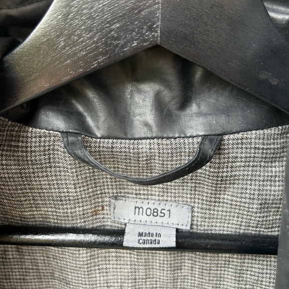 M0851 Shimmery Rain-Repellent jacket – Made in Canada - Picture 4 of 10